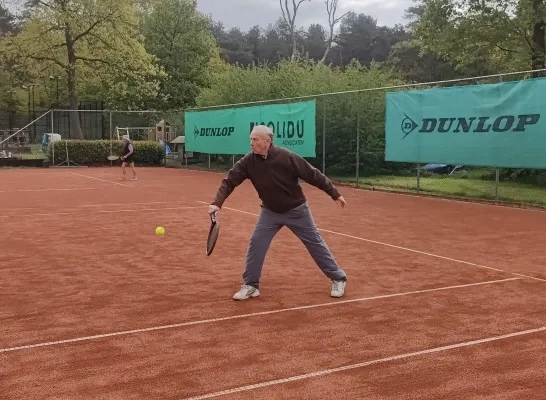 Roger viert 90ste verjaardag met wekelijks partijtje tennis | RTV